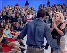 BOTTE A ”UOMINI E DONNE”, TINA PRENDE A SCHIAFFI IL TRONISTA DIEGO