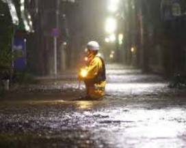 TIFONE HAGIBIS DEVASTA TOKYO: 19 MORTI E 16 DISPERSI, FERMI AEREI E TRENI