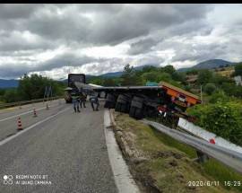 INCIDENTE AL CASELLO L’AQUILA OVEST: TIR SI RIBALTA E PERDE IL CARICO, GRU AL LAVORO
