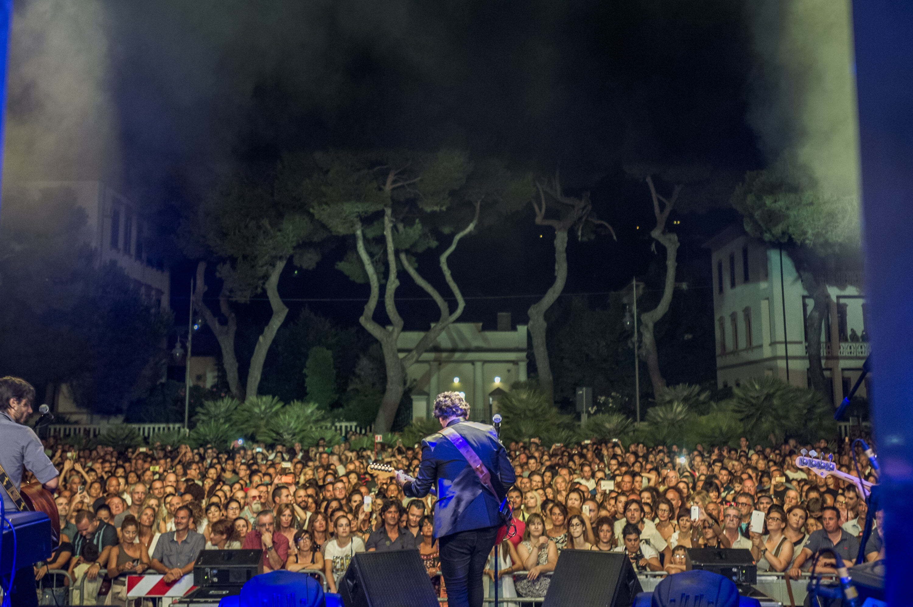 MUSICA: FOLLA A SILVI PER IL CONCERTO DEI TIROMANCINO, DUE ORE SUL PALCO