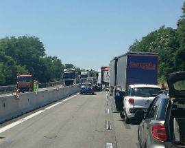 TIR PERDE CARICO, CHIUSO TRATTO AUTOSTRADA A14 A PESCARA