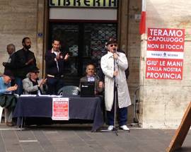 RIORDINO PROVINCE: TERAMO, CITTADINO IMPROVVISA COMIZIO IN PIAZZA