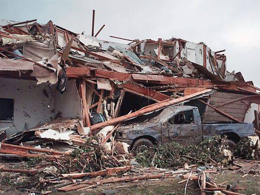 TORNADO DEVASTA OKLAHOMA CITY: ALMENO 90 MORTI