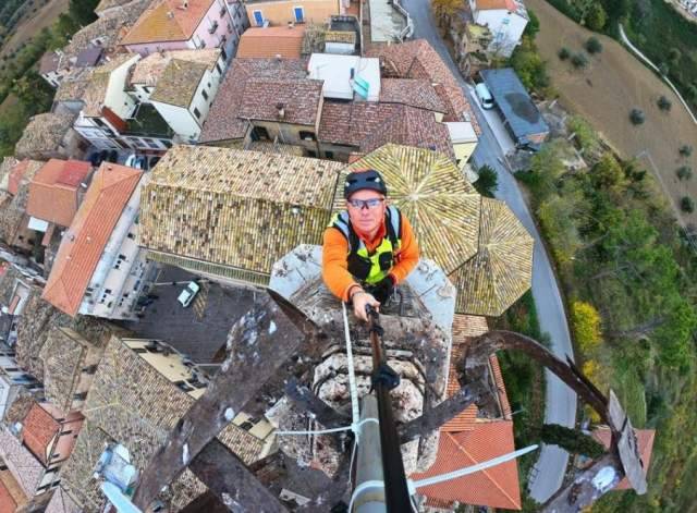 SISMA 2016: VOLONTARI SCALANO E PULISCONO TORRE BELLANTE, CAMPANE TORNANO A SUONARE