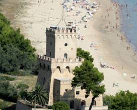 TURISMO: MINISTERO DEDICA FRANCOBOLLO A PINETO CON LA TORRE DI CERRANO