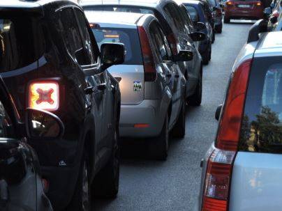 L’AQUILA: CAMION FERMO IN GALLERIA GENZANO SU A24 PER GUASTO AL CAMBIO, TRAFFICO IN TILT