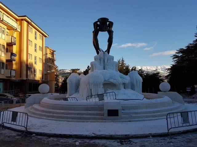 L’AQUILA: VANDALI GETTANO TRANSENNE DENTRO FONTANA LUMINOSA