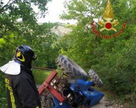 TRATTORE SI RIBALTA, MUORE CONDUCENTE: INCIDENTE AGRICOLO A CATIGNANO