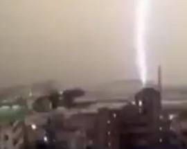 INCREDIBILE IN GIAPPONE: FULMINE CENTRA TRENO, IL VIDEO IMPRESSIONANTE