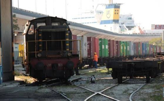TRENO MERCI DERAGLIA IN STAZIONE FOSSACESIA, RALLENTAMENTI