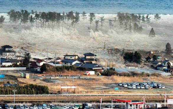 TERREMOTO 7.5 E TSUNAMI IN INDONESIA, 400 MORTI; TRAVOLTA GENTE A FESTIVAL IN SPIAGGIA