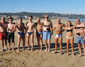TUFFO IN MARE A VASTO, NOVE CORAGGIOSI SALUTANO L’ARRIVO DEL 2017