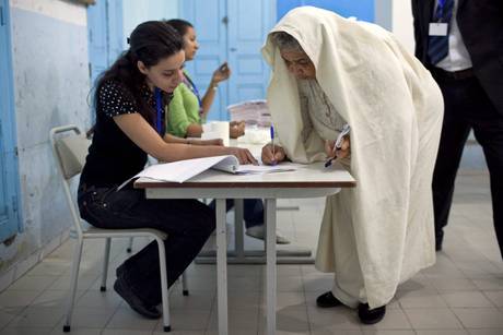 TUNISIA: NUOVA COSTITUZIONE ABOLISCE UGUAGLIANZA DEI SESSI