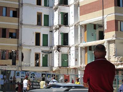 L’AQUILA: POCHI TURISTI IN CENTRO, RESISTONO QUELLI ”DELLE MACERIE”
