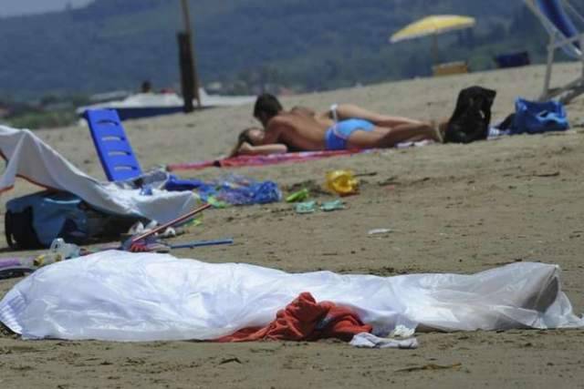 TURISTA MUORE IN SPIAGGIA: BAGNANTI GIOCANO INDIFFERENTI