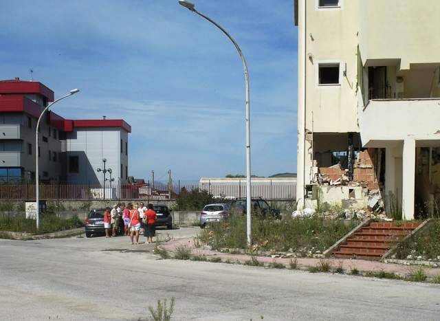 SISMA: TURISTI ALLE CASE POPOLARI, ”ALMENO LORO NON CI DIMENTICANO’