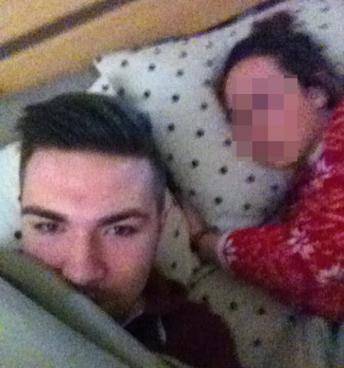GRAN BRETAGNA: METTE SU TWITTER FOTO DELLE SUE ”CONQUISTE”, E’ POLEMICA