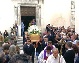 OVINDOLI: FIORI BIANCHI COME LA NEVE PER L’ULTIMO SALUTO A MASSIMILIANO BARTOLOTTI