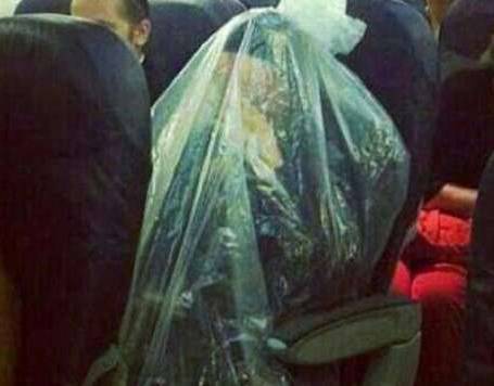 UOMO IN AEREO IN UNA BUSTA DI PLASTICA, LA FOTO FA IL GIRO DEL WEB
