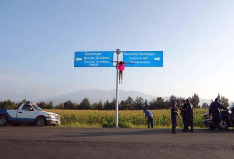 MESSICO: STUPRATORE CROCIFISSO, APPESO A CARTELLO STRADALE