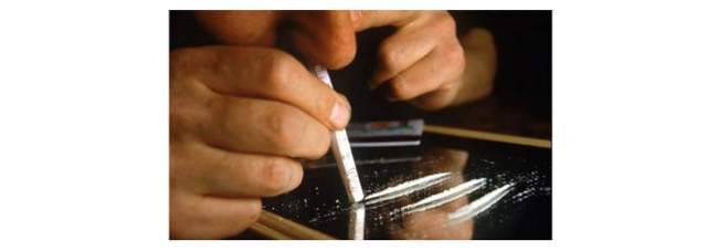 DROGA, 28ENNE PESCARESE IN MANETTE PER SPACCIO DI COCAINA