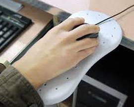 SI AMMALA A CAUSA DEL MOUSE, GIUDICI RISARCISCONO BANCARIO