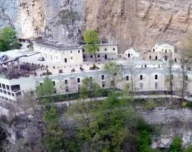 VALLEPIETRA: PRECIPITA DA OLTRE 100 METRI ILLESA, ”E’ UN MIRACOLO”