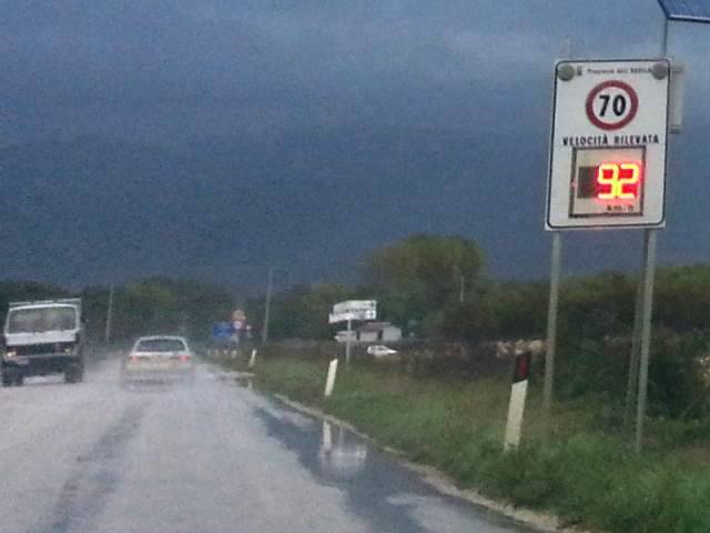 L’AQUILA: STRADA MAUSONIA PERICOLOSA, FOTO ‘BECCA’AUTO CHE SFRECCIA A 92 KM/H