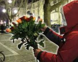 L’AQUILA: VENDITORE AMBULANTE DI ROSE TROVA PORTAFOGLI IN CENTRO E LO RICONSEGNA A PROPRIETARIO