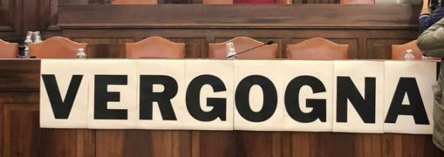 L’AQUILA: CRISI DI MAGGIORANZA, OPPOSIZIONE OCCUPA AULA CONSIGLIO, ”VERGOGNA”