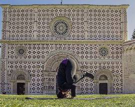 VERTICAL YOGA DELL’AQUILANA SARA DI FRANCIA AL FESTIVAL DELL’ORIENTE A ROMA