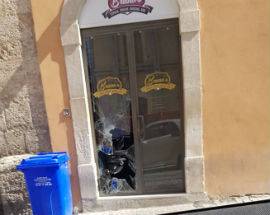 L’AQUILA: VANDALI IN CENTRO SFONDANO PORTA DEL PUB BRUNO’S