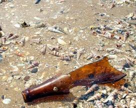 BAMBINO SI TAGLIA IL PIEDE MENTRE GIOCA SULLA SPIAGGIA A PESCARA, IL VETRO GLI HA RECISO IL TENDINE DESTRO