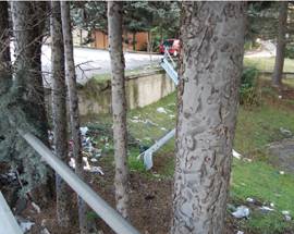 L’AQUILA: SPAZZATURA SU VIA ALDO MORO E GUARD RAIL DIVELTO, PROTESTE