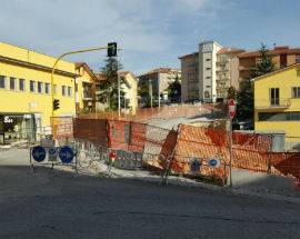 L’AQUILA: FRANA VIA ALDO MORO, LAVORI ANCORA AL PALO NONOSTANTE ANNUNCI