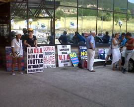 FOREST OIL: PROTESTA CONTRO RAFFINERIA BOMBA DAVANTI ALLA REGIONE