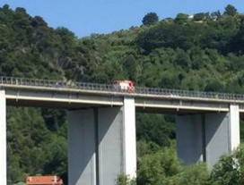 TRAGEDIA SULLA A24: DUE GEMELLI DI 55 ANNI SI LANCIANO DAL CAVALCAVIA