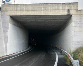 CADONO CALCINACCI DA SOTTOPASSAGGIO L’AQUILA EST, VIGILI FUOCO SUL POSTO