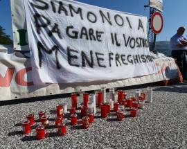 VIADOTTO SENTE CHIUSO DA UN ANNO: LUMINI ACCESI PER PROTESTA