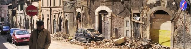 L’AQUILA: ECCO IL REGNO DEGLI SCIACALLI, TRISTE CRONACA DA UN PALAZZO INAGIBILE