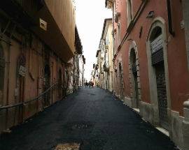 L’AQUILA: PRIMA ISOLA PEDONALE POST-TERREMOTO IN CENTRO STORICO