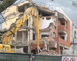 DEMOLIZIONE A VIA AMITERNUM L’AQUILA CAMBIA ANCORA FACCIA