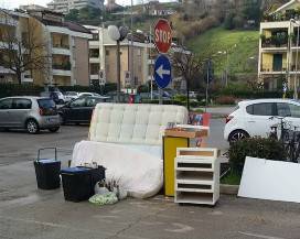 DEGRADO A GIULIANOVA, RIFIUTI ABBANDONATI IN VIA PARINI