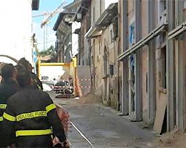 L’AQUILA: SISMA FA SCIVOLARE UN TETTO IN ZONA VIA ROMA, C’E’ APPRENSIONE