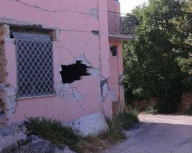 L’AQUILA: STRADA CHIUSA, COSTRETTI A PASSARE SOTTO EDIFICIO PERICOLANTE