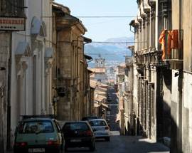 L’AQUILA: RIAPERTO UN PEZZO DI VIA SASSA, UNA VOLTA C’ERA LA MOVIDA…