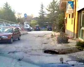 L’AQUILA: SEGNALATE BUCHE GIGANTI NELLA TRAFFICATISSIMA VIA NURZIA