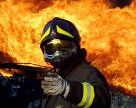 PAURA A L’AQUILA: ESPLODE  BOMBOLA DI GPL CAMPER IN FIAMME
