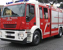 CROLLA MURO DI CONTENIMENTO SU UN’AUTO A LORETO APRUTINO
