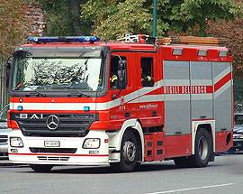 L’AQUILA: AUTO FINISCE FUORI STRADA E SI RIBALTA, 2 FERITI